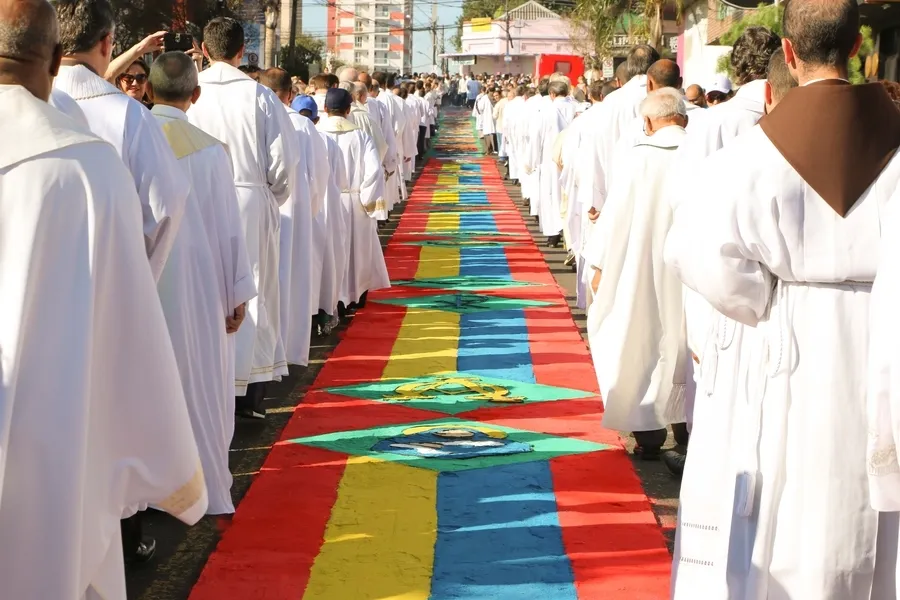 Este ano, mais de 50 mil pessoas foram às ruas louvar e apreciar a beleza e o colorido dos tapetes

