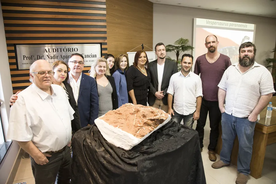 Estudiosos apresentam fóssil em Maringá, em 26 de junho