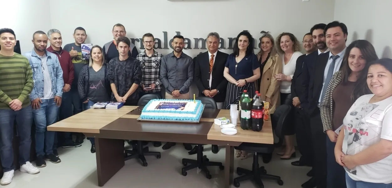 Condor faz visita surpresa a redação para celebrar aos 65 anos de fundação do Jornal da Manhã, comemorados hoje