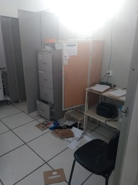 Ladrões entraram na Unidade Sady Macedo Silveira e vandalizaram o local, além de roubar um computador e fraldas geriátricas