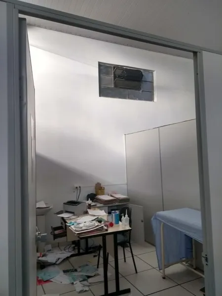 Ladrões entraram na Unidade Sady Macedo Silveira e vandalizaram o local, além de roubar um computador e fraldas geriátricas