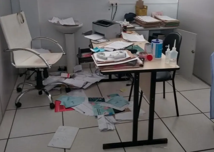 Ladrões entraram na Unidade Sady Macedo Silveira e vandalizaram o local, além de roubar um computador e fraldas geriátricas