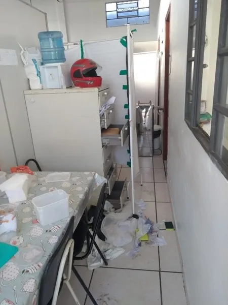 Ladrões entraram na Unidade Sady Macedo Silveira e vandalizaram o local, além de roubar um computador e fraldas geriátricas
