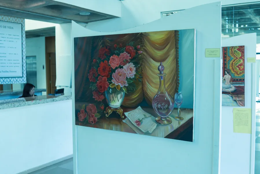 Os quadros estão no hall de entrada da biblioteca e abertos à visitação das 9h às 18h, de segunda a sexta-feira