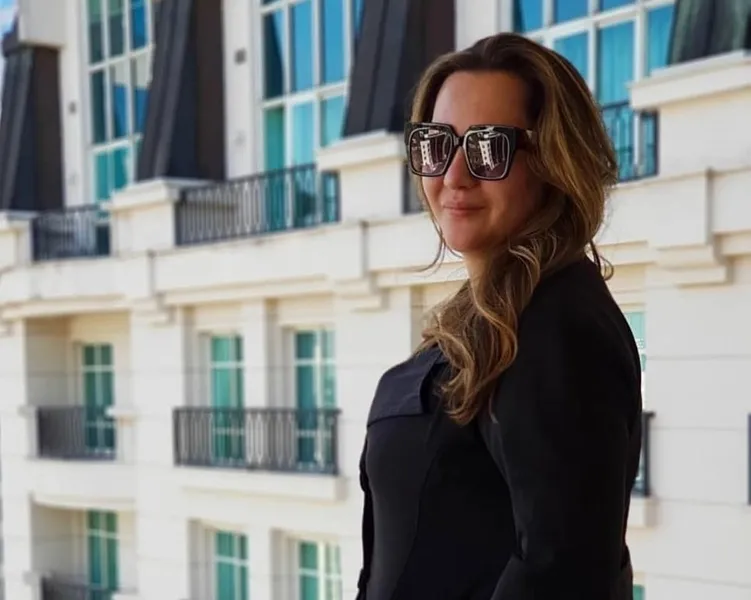  A competente design de interiores Juliana Maciel, é também uma de nossas aniversariantes desta quarta-feira (24). Juliana que em seus projetos imprime uma identidade sempre atual e funcional, pensando no conforto e na necessidade de seus clientes. Da coluna RC os votos de sucesso e alegrias. 