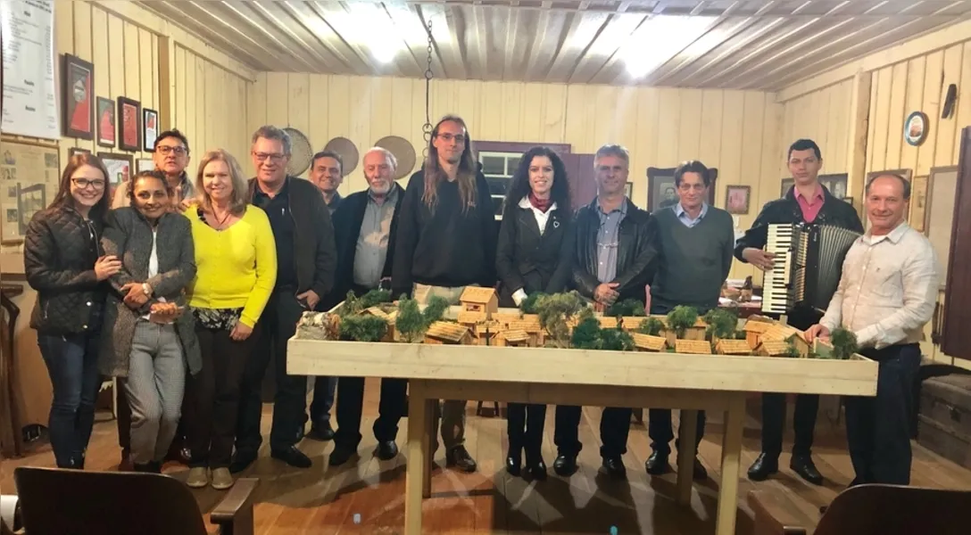 Na última segunda-feira, escritores da Academia de Letras dos Campos Gerais participaram de reunião ordinária e palestra com o tema “Colônia Cecília”, ministrada, brilhantemente, pelo acadêmico Arnoldo Monteiro Bach. A Colônia Cecília foi a mais bem-sucedida iniciativa anarquista do mundo e aconteceu no município de Palmeira, PR. Na foto, acadêmicos e convidados no Museu Sítio Minguinho que abriga inúmeros objetos e registros da memória da Colônia Cecília.