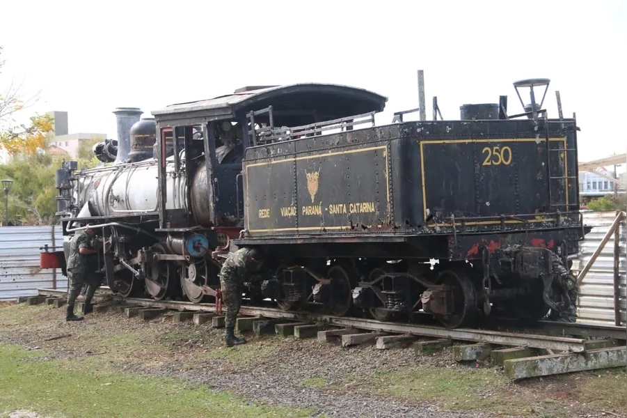 A locomotiva 250 entrou em atividade no ano de 1940 e realizava viagens alternando entre passageiros e cargas