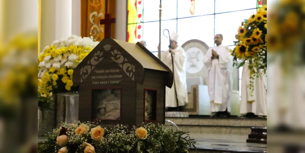O bispo concelebrou a missa desta terça-feira e reverenciou as relíquias colocadas diante do altar