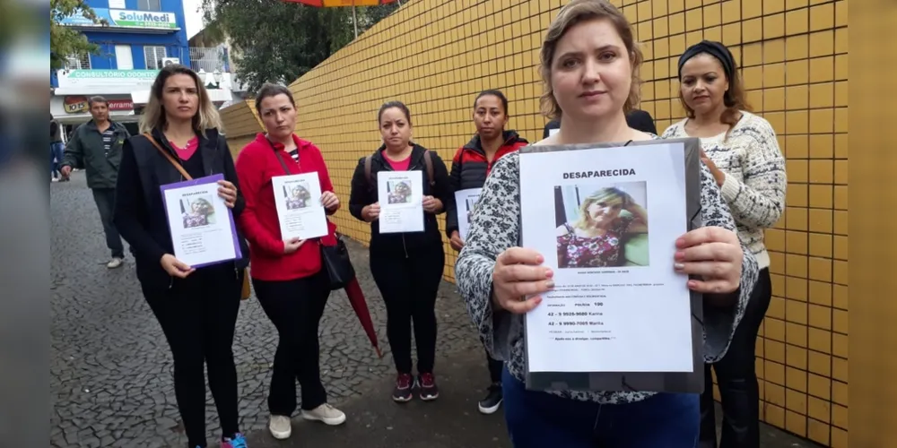 Família faz ação no centro de Ponta Grossa para localizar Joana Hartman, mães que desapareceu no último dia 24 de maio

