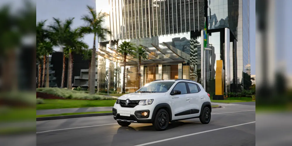 O Kwid Outsider também recebe skis frontal e traseiro, barras de teto, proteção lateral, moldura do farol de neblina e calotas na cor preta