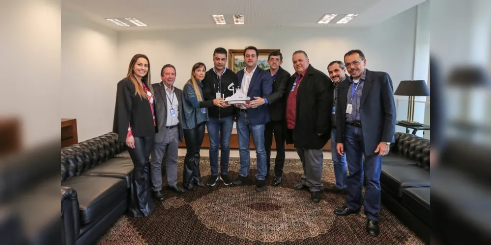 Grupo de Ponta Grossa esteve com Ratinho Junior para apresentar prêmio de empreendedorismo conquistado durante a semana em Brasília.