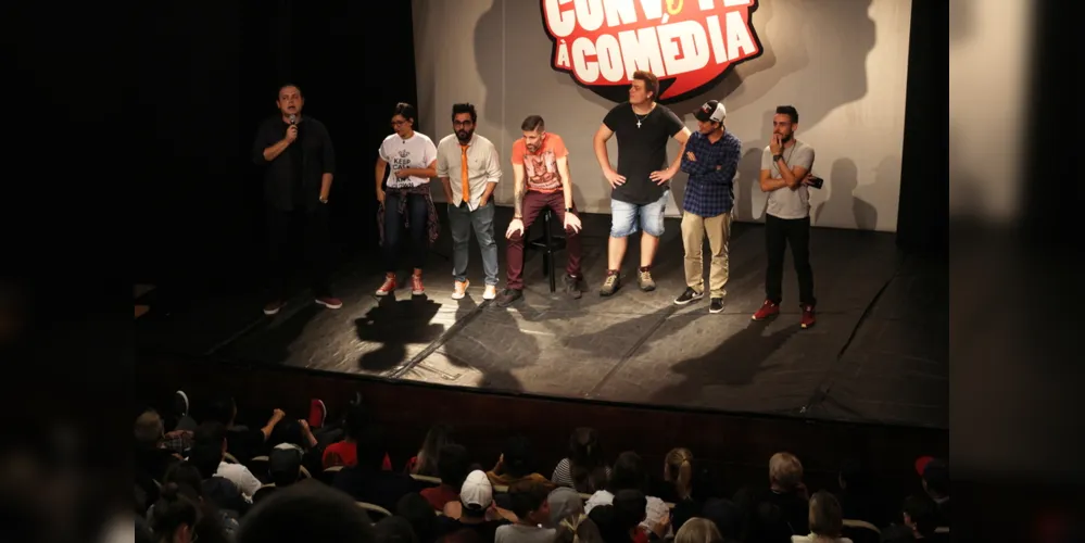 Espetáculos contam com comediantes fixos e espaço para qualquer pessoa se apresentar por cinco minutos