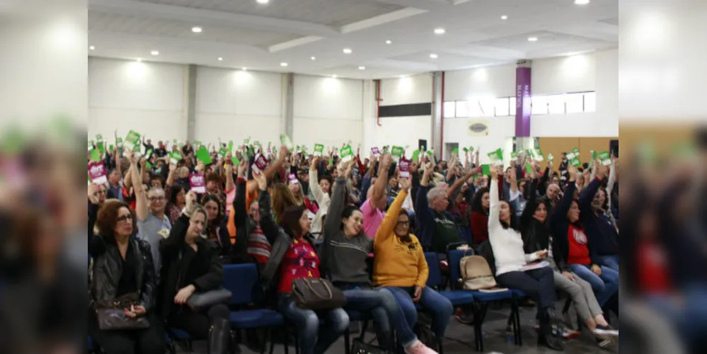 Professores aprovaram a greve em assembleia neste sábado em Curitiba