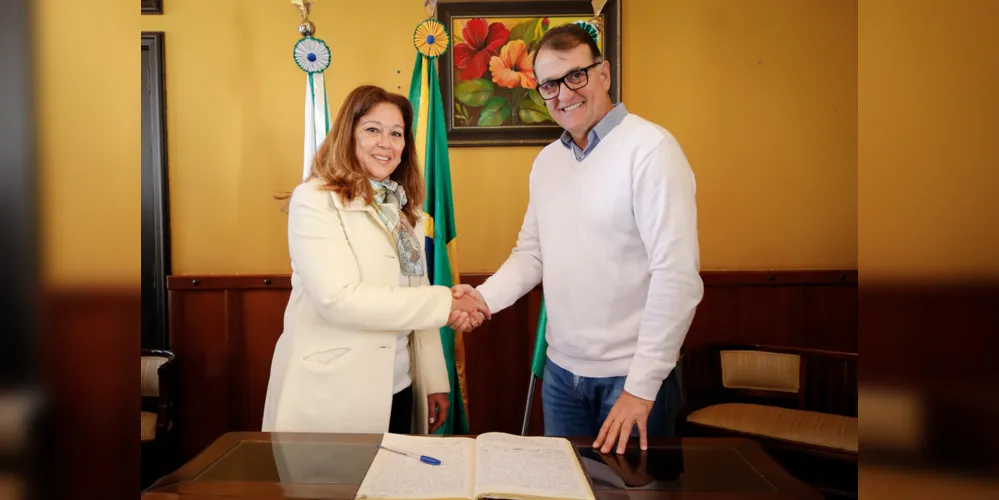 O prefeito de Tibagi, Rildo Leonardi (MDB), realizou na manhã de quinta-feira (18) a transmissão de cargo para a vice-prefeita Helynez Santos Ribas