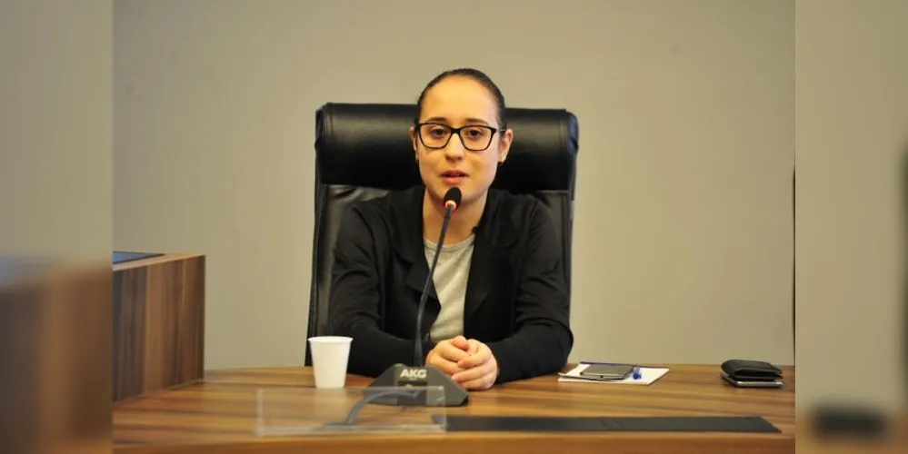 Larissa Gabriela Vargas, 18 anos, acadêmica de Direito da Universidade Positivo, não conseguia esconder a emoção e o nervosismo logo após ser eleita presidente da Comissão de Constituição e Justiça