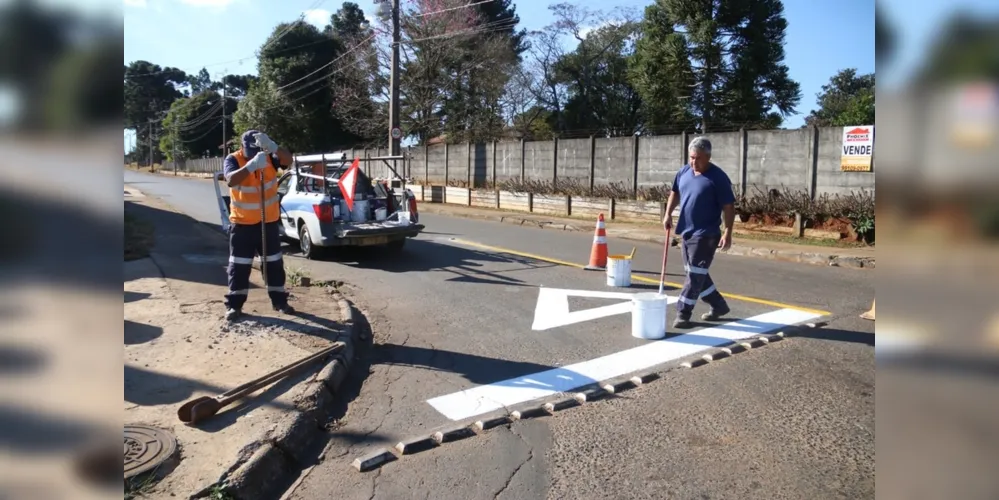 Equipes de sinalização iniciaram trabalhos de pintura de faixas e instalação de placas no entorno da rua Padre Arnaldo Jansen, incluindo reforço da sinalização nos cruzamentos