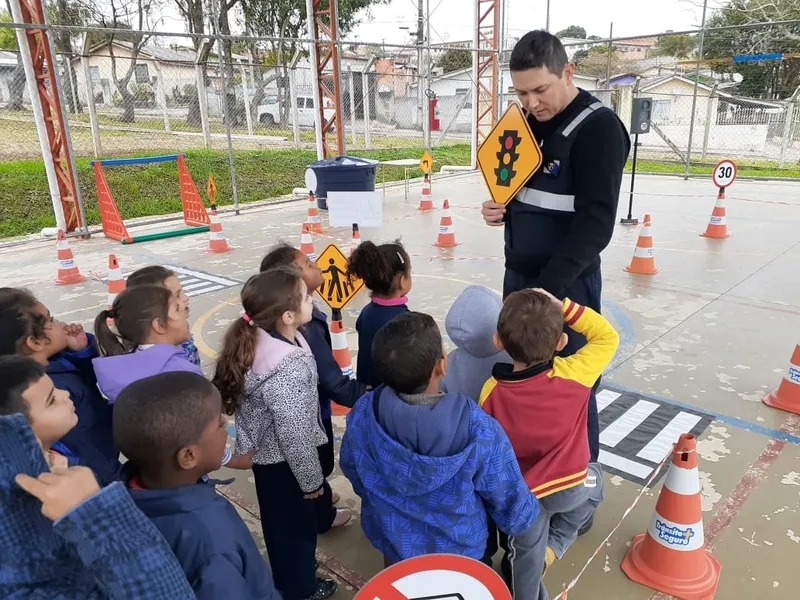 Durante a escolinha de trânsito os pequenos aprenderam mais sobre os meios de transportes terrestres e sobre as regras de trânsito