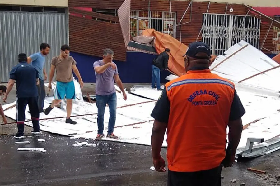 Vento arrancou estrutura metálica de estabelecimento comercial