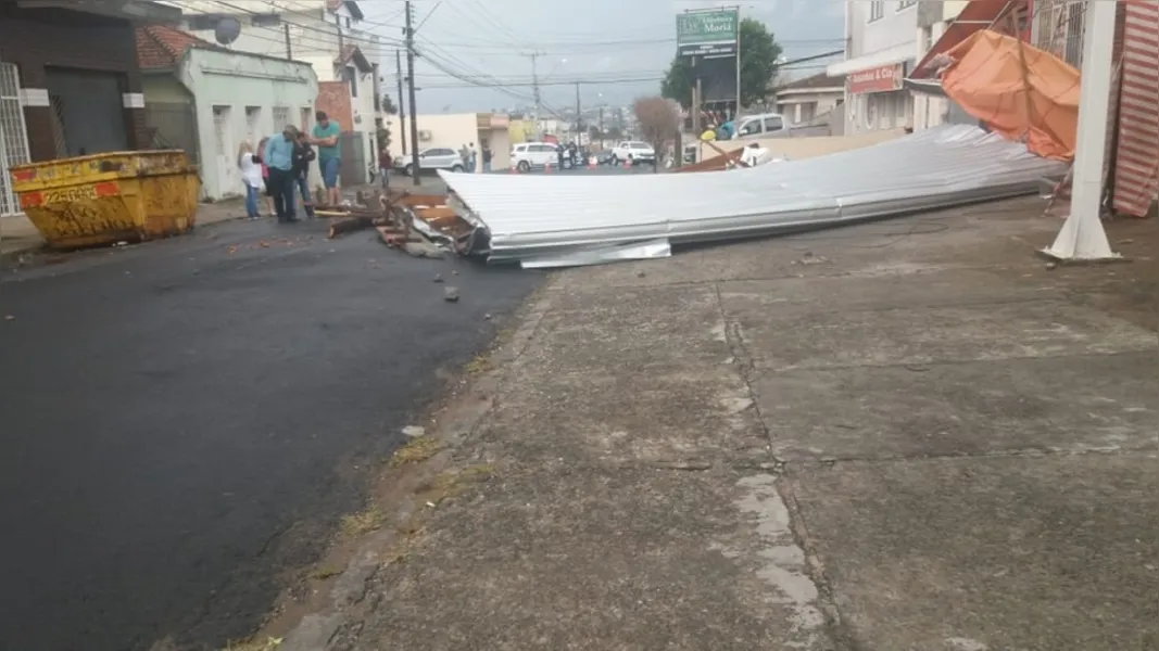 Vento arrancou estrutura metálica de estabelecimento comercial