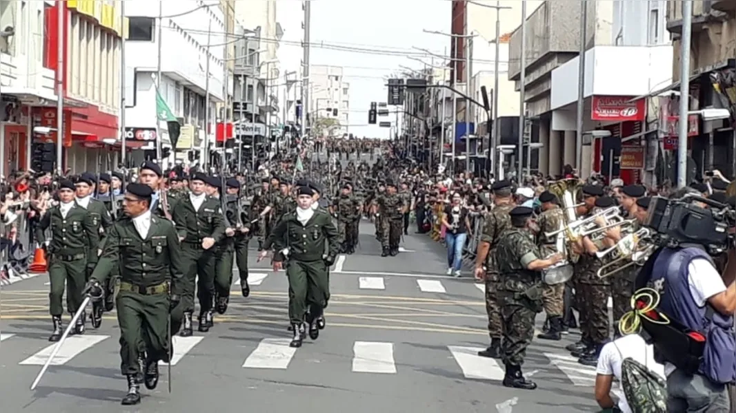 Desfile leva milhares à avenida Vicente Machado