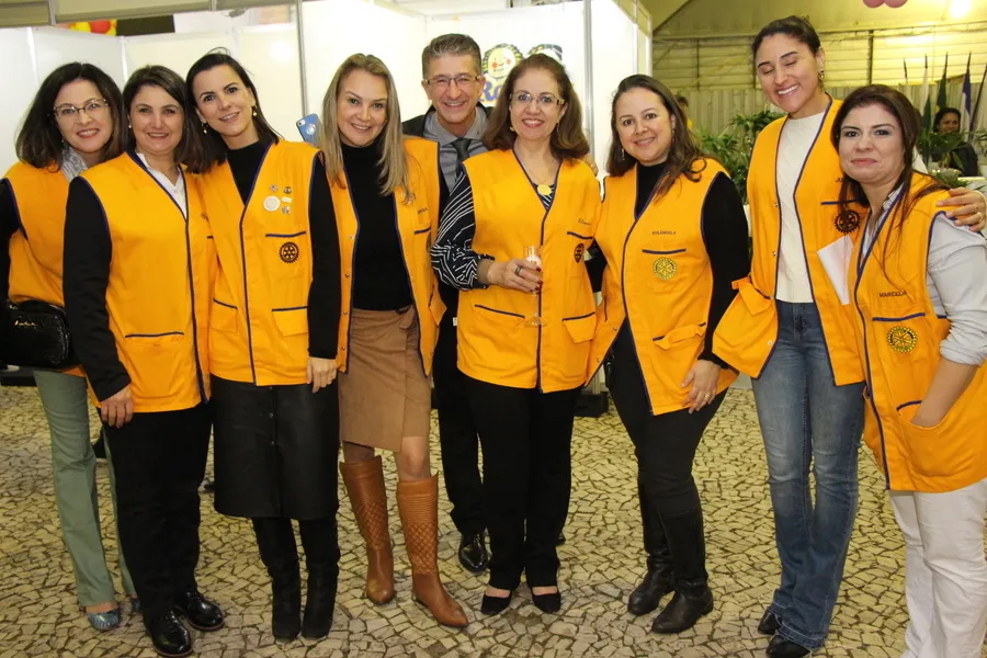 No último domingo (08), encerrou 9ª Expo&Flor - Exposição de Flores de Holambra. O evento foi sucesso de público e também de arrecadação. Os valores recebidos serão repassados para a execução de projetos assistenciais em nossa cidade. Na foto, membros do Rotary Club Ponta Grossa Alagados, responsável pela organização do evento: Célia Lima, Josneide Panazzolo, Ana Rita Rocha, Giorgia Bochenek, João Soek, Elenice Oliveira, Rosângela Soares, Juliane Denck e Marcela Mendes.