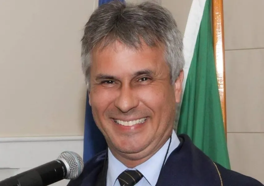 Luiz Fernando Cheres reserva o dia de hoje (13), para receber as felicitações pela passagem de seu aniversário. Luiz Fernando é graduado em Letras e Direito pela Universidade Estadual de Ponta Grossa, e é conceituado escritor de nossa cidade, elevando a literatura dos Campos Gerais. Da coluna RC os votos de sucesso e alegrias.