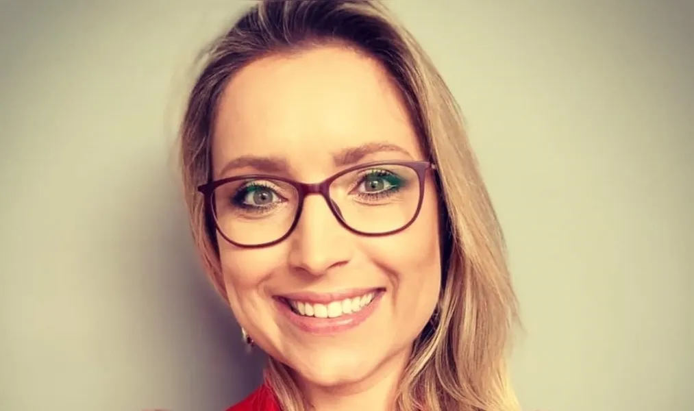  A empresária Helen Machado Hampf receberá as felicitações pela troca de idade, nesta sexta-feira (13). Da coluna RC os votos de felicidades e prosperidade.