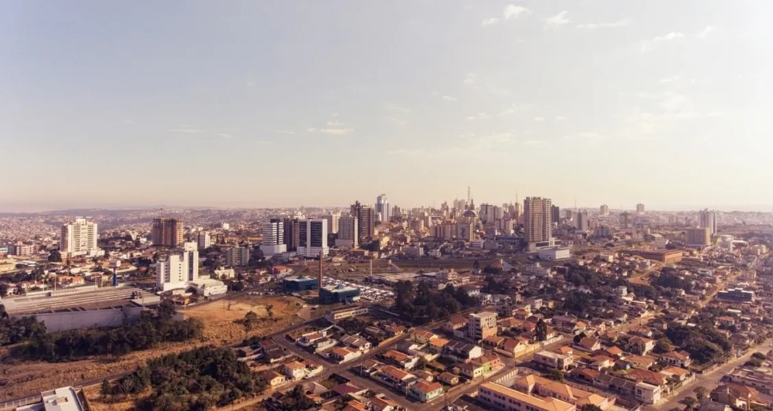 Uma cidade é feita daquilo que a referência. Com povos distintos e anseios também, a cidade é parte do que o imaginário aprisiona e escolhe como sendo o seu "lugar" numa vastidão de kms, ruas, espaços, construções sejam elas centenárias ou não, uma cidade é um organismo vivo e distinto, e é nesse lugar que o coração escolhe e o olhar aprisiona que se torna o melhor lugar para se viver. Nessa data especial de aniversário da cidade, a coluna RC convidou personalidades para contar qual é o seu local preferido e o motivo da escolha! Esse convite também faço a você, qual é o seu lugar preferido na nossa Princesa dos Campos?