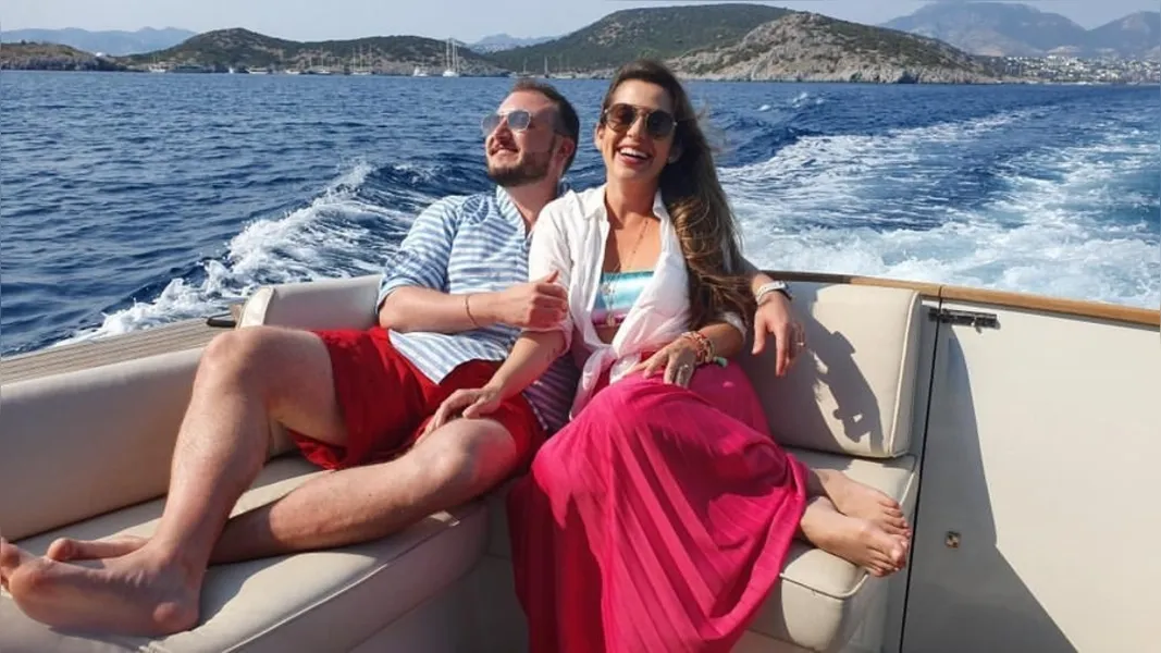 No registro, o casal Lais e Airton Coradassi que curtiu temporada de lazer e descanso em uma viagem encantadora. Na descontraída foto, os apaixonados em Bodrum, litoral da Turquia.