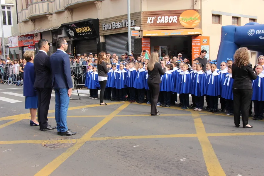 Em comemoração ao aniversário de 196 anos de Ponta Grossa, desfile encerrou às 13h deste domingo
