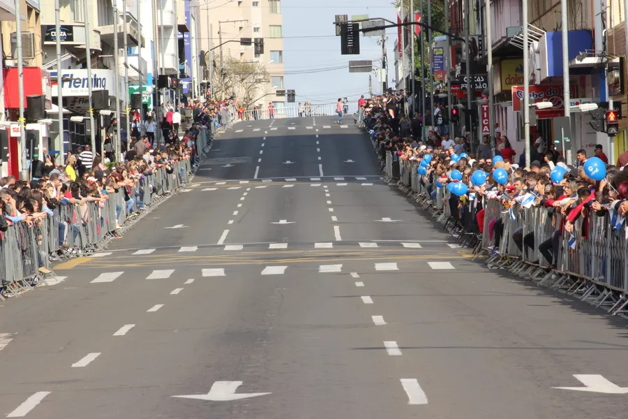 Desfile leva milhares de pessoas à Vicente Machado
