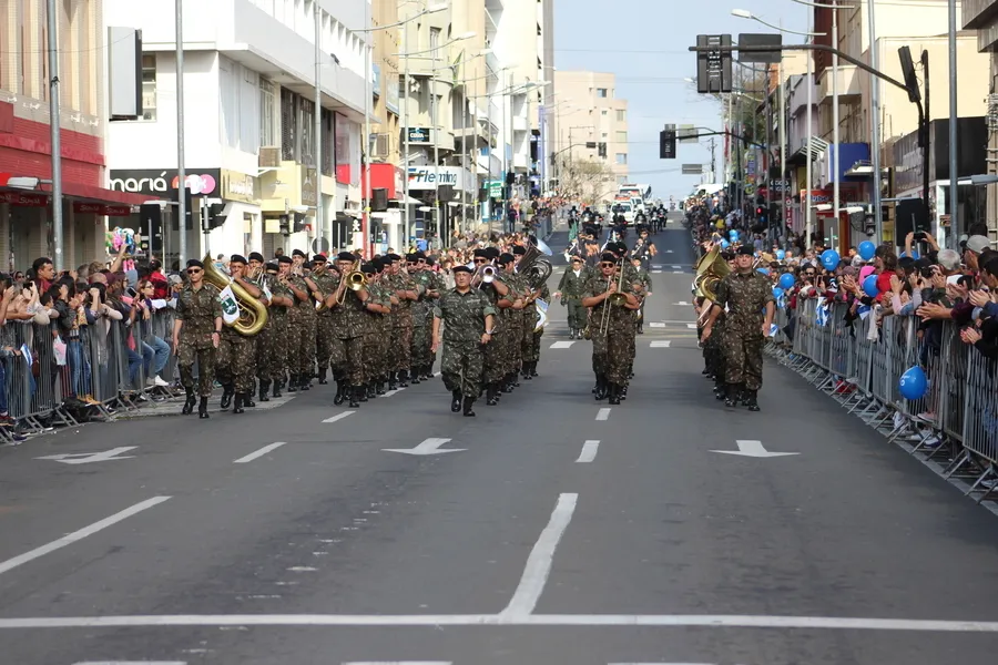 Desfile leva milhares de pessoas à Vicente Machado