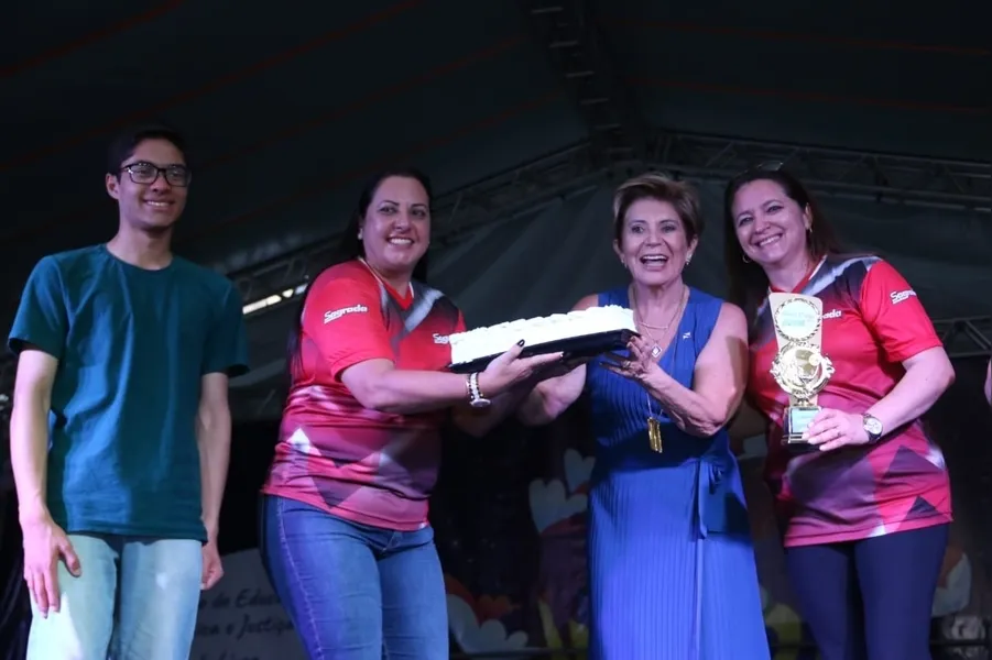 Os vencedores receberam troféu e um bolo. A premiação simbólica também marcou o encerramento da Feira do Livro, promovida pela Prefeitura de Ponta Grossa