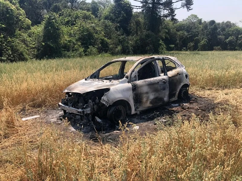 Carro foi encontrado queimado perto do Mosteiro da Ressurreição no bairro Chapada