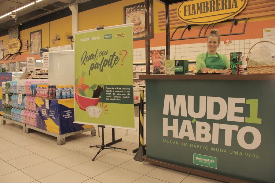 No último dia 15, quando foi comemorado o Dia do Cliente, a Unimed Ponta Grossa, em parceria com o Supermercado Tozetto, lançou uma ação para promover a campanha Mude 1 Hábito
