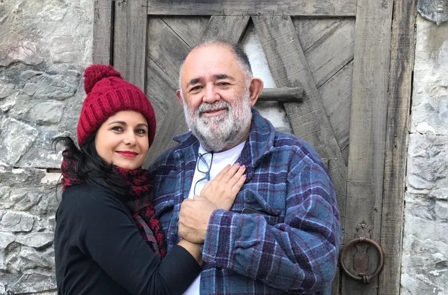 O desembargador e fundador do Centro de Ensino Superior dos Campos Gerais (CESCAGE), José Sebastião Fagundes Cunha celebra nesta quinta-feira (19), a passagem de seu aniversário. No registro ele está acompanhado de sua esposa, Érica Zanoni Fagundes Cunha. Da coluna RC os votos de prosperidade e alegrias.