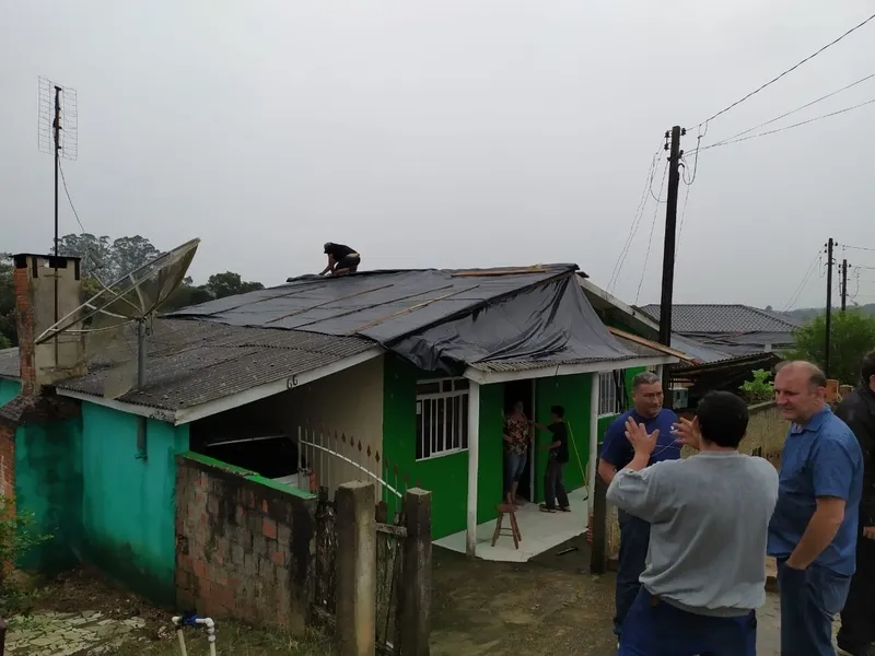Osmar Blum visita bairros atingidos pelo temporal