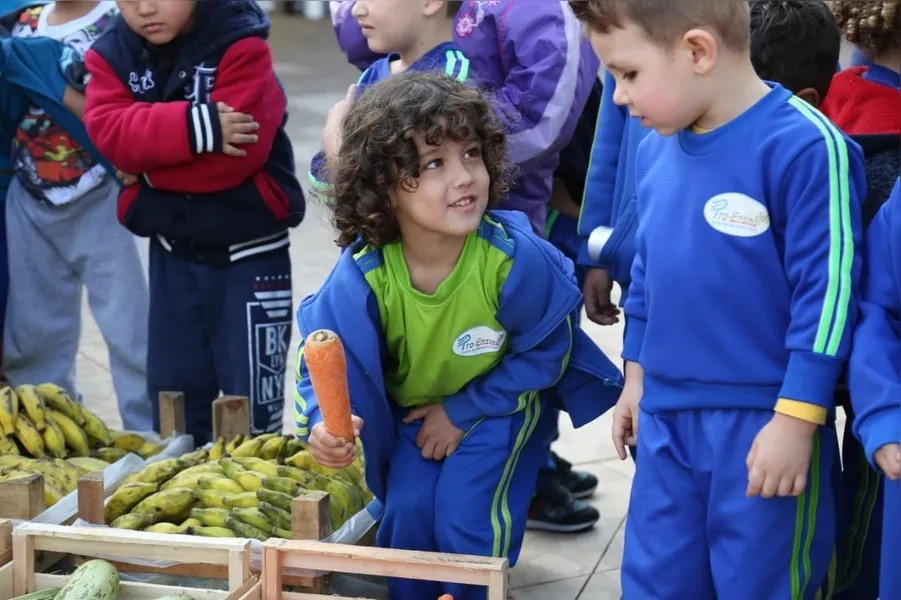 Na tarde desta terça-feira (24), o projeto Feira Verde reuniu aproximadamente 45 alunos da Educação Infantil da Pro-Ensino Kids, no bairro Neves, para mais uma atividade de conscientização ambiental. 
