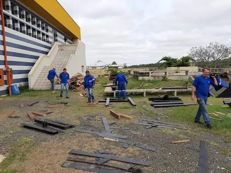 Os reparos são executados pela Agência de Fomento de Ponta Grossa (Afepon), Companhia Pontagrossense de Serviços (CPS) e Secretaria Municipal de Obras e Serviços Públicos (SMOSP)