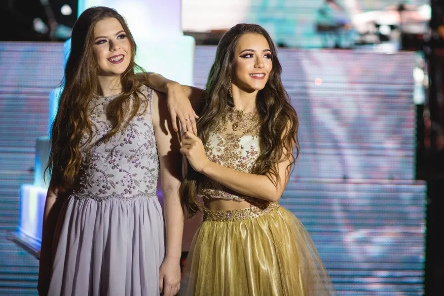 As irmãs Paula e Bruna Nascimento serão muito cumprimentadas pela passagem de seus aniversários nesta quinta-feira (3). Filhas do casal João Paulo e Cynthia Nascimento, as jovens esbanjam simpatia e beleza por onde passam. Da coluna RC os votos de alegrias e prosperidade.