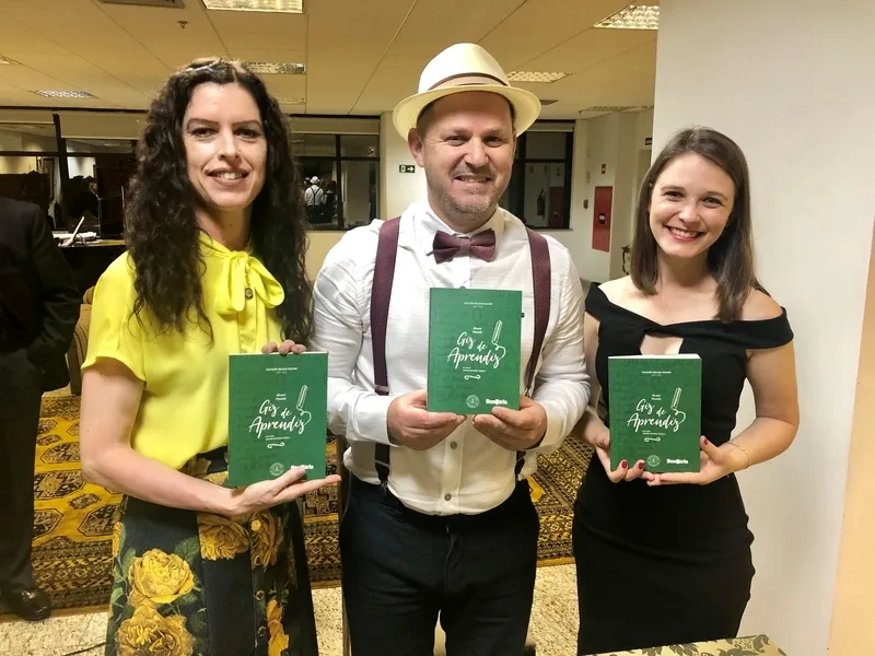  Renata Regis Florisbelo e Josiane Blonski prestigiaram a homenagem ao poeta Alvaro Posselt e lançamento do seu sétimo livro: “Giz de aprendiz”, na última terça-feira (1), no Tribunal de Justiça do Estado do Paraná, em Curitiba. Alvaro participará do projeto “O escritor e sua obra” da Academia de Letras dos Campos Gerais no mês de novembro. No registro de Maísa Cardoso, Renata Regis Florisbelo, Alvaro Posselt e Josiane Blonski.