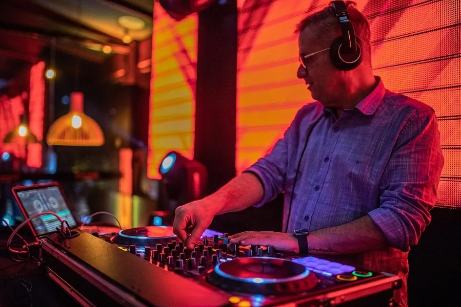 Na próxima sexta-feira (4), a partir das 22 horas, o DJ Maurício Cury será a atração do TEMAE. Além de um cardápio à la carte farto de opções e o rodízio em esteira, o DJ Maurício Cury vai embalar o público da casa com o seu estilo peculiar de animar as melhores festas dos Campos Gerais, exclusivamente para o público do Temae. Faça sua reserva antecipada após as 14 horas pelo fone: (42) 3301-7944.