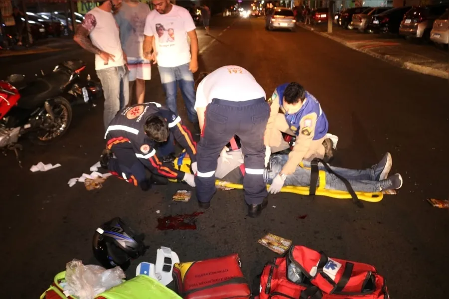 Siate e médico do Samu prestaram atendimento em colisão gravíssima com a Av. Monteiro Lobato no Jardim Carvalho em Ponta Grossa. 