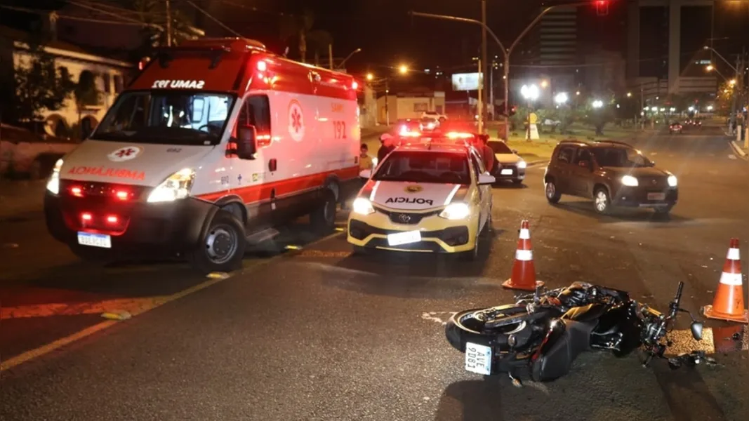 O motociclista colidiu frontalmente com o veículo no cruzamento entre as vias Jacob Holsmann com a rua Silva Jardim em Olarias.