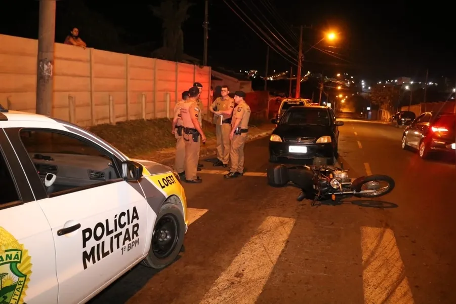   Colisão ocorreu nas ruas Leopoldo Fróes com a Rua Rodrigo Silva na Vila Marina, veículo acabou colidindo na traseira da motocicleta. 