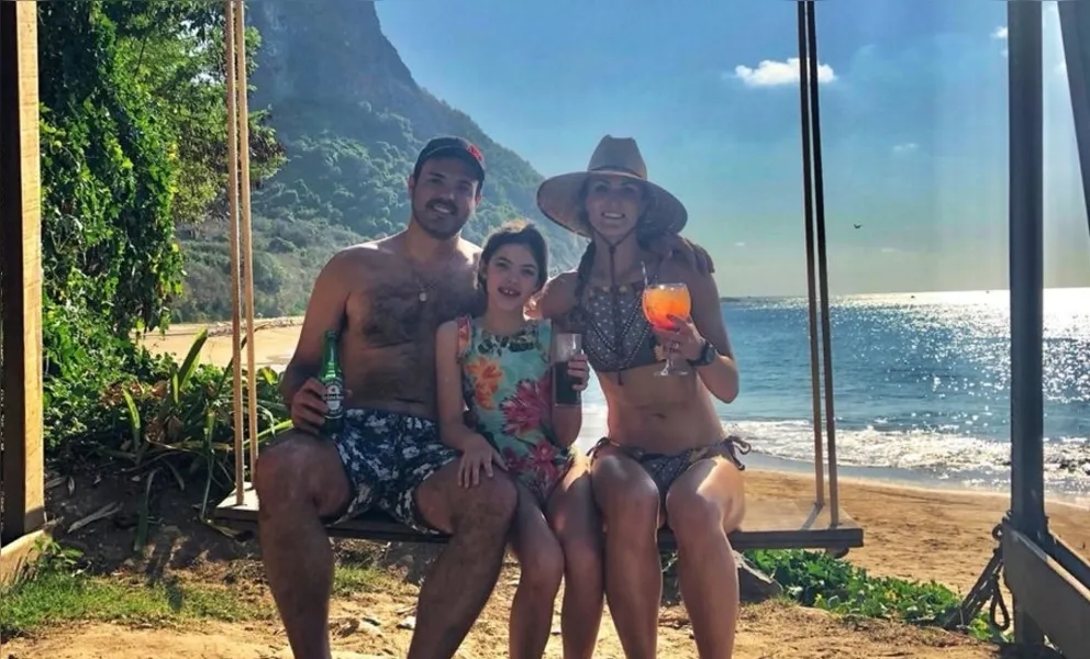  No registro Franck e Valeska Bobato com a filha Maria Clara,  que recentemente curtiram temporada de lazer e descanso curtindo as belezas de Fernando de Noronha .