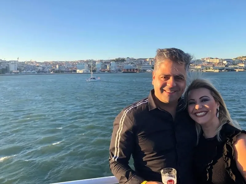 FELICITAÇÕES - O empresário Antonio Jean Abdo também foi um dos aniversariantes da última segunda-feira (14). Toni, como é conhecido, responde pela rede de lojas Toni Toys. No registro especial, Toni e sua esposa Thais Bueno. Da coluna RC os votos de realizações. 

