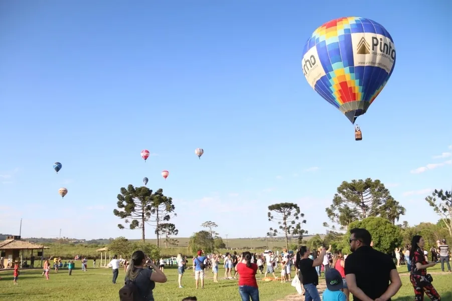 Veja como foi a revoada de balões em Vila Velha