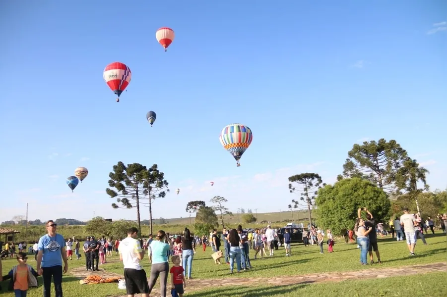 Veja como foi a revoada de balões em Vila Velha