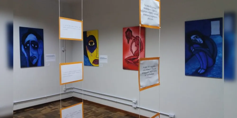 As obras do artista Jailson 'Piu' Nascimento, estão no hall do Fórum de Ponta Grossa; exposição integra a programação da XIV Semana Nacional da Justiça pela Paz em Casa

